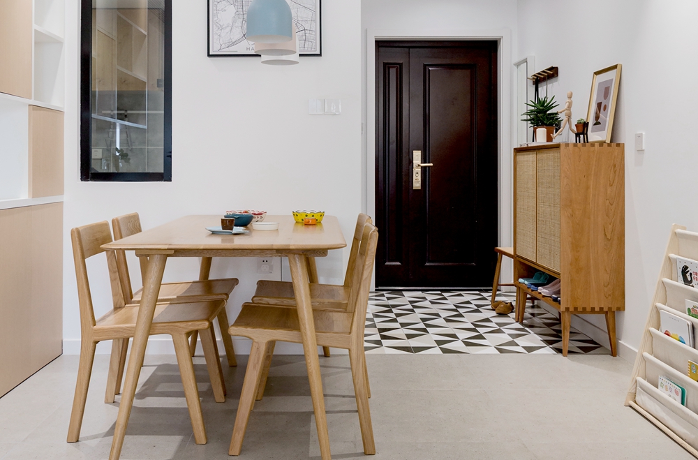 木质餐桌椅，结合木质餐边柜，营造出自然的用餐氛围，让人感到舒适。