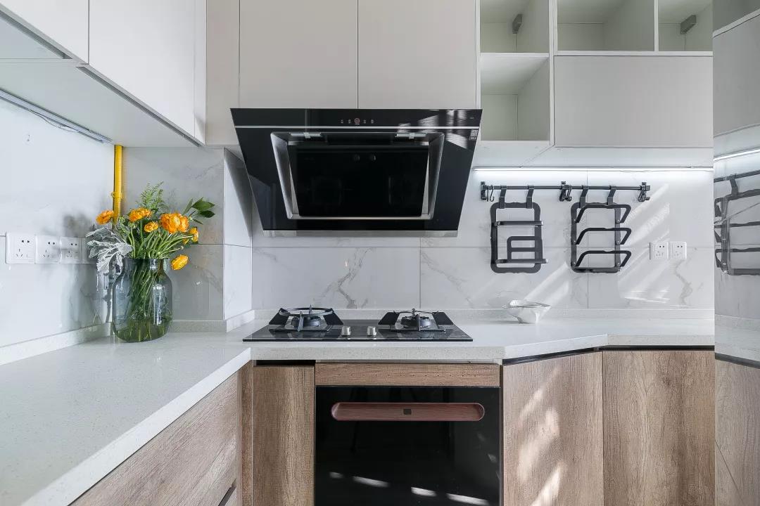 木色与白色搭配表达出精致的艺术调性，令厨房空间整洁而不失优雅。