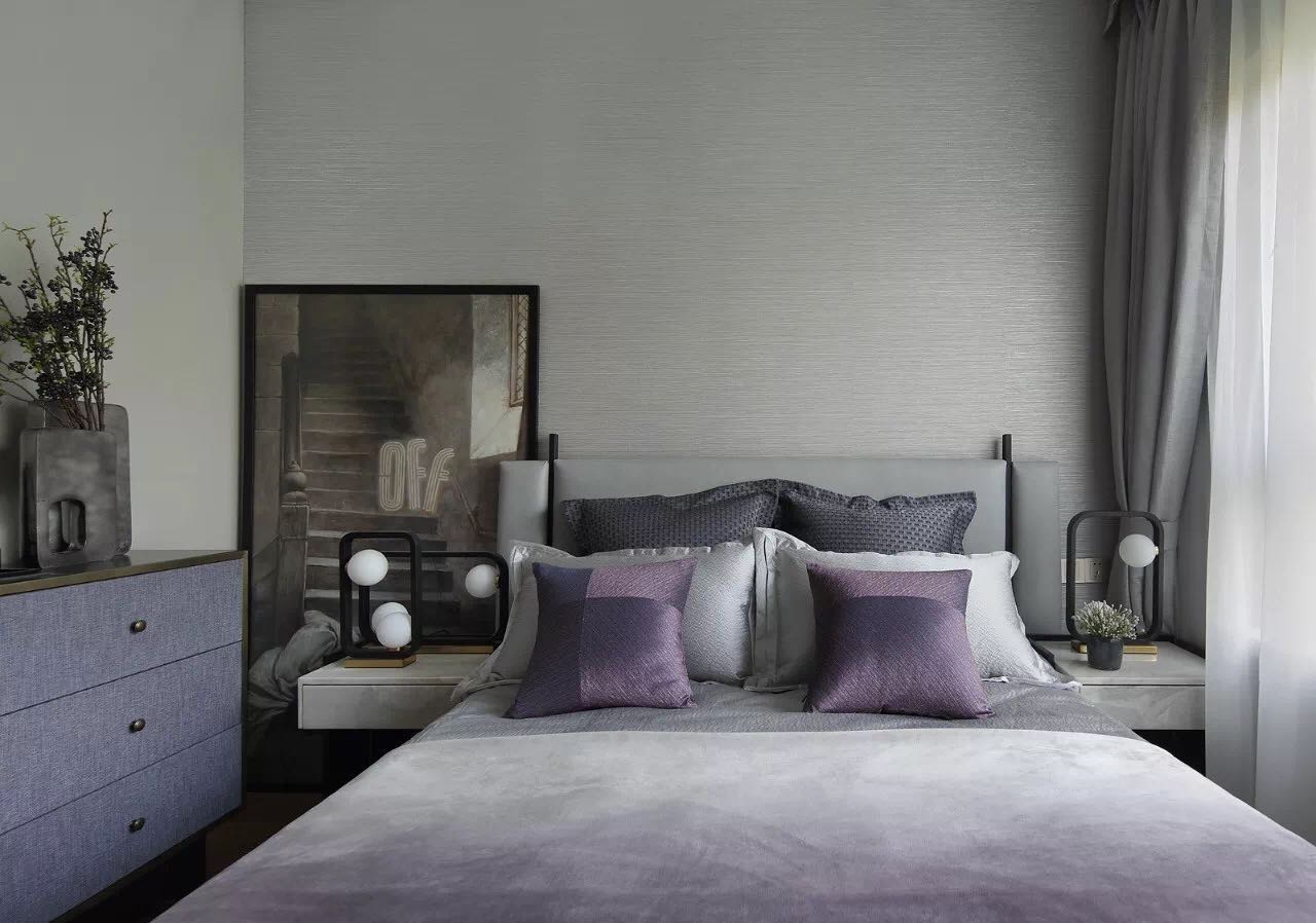 侧卧灰色与紫色相结合的配色手法，将空间烘托得异常温馨，使空间高贵感十足。