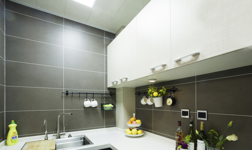 白色大理石板面与外部环境配色一致，提高了厨房的整体亮度。