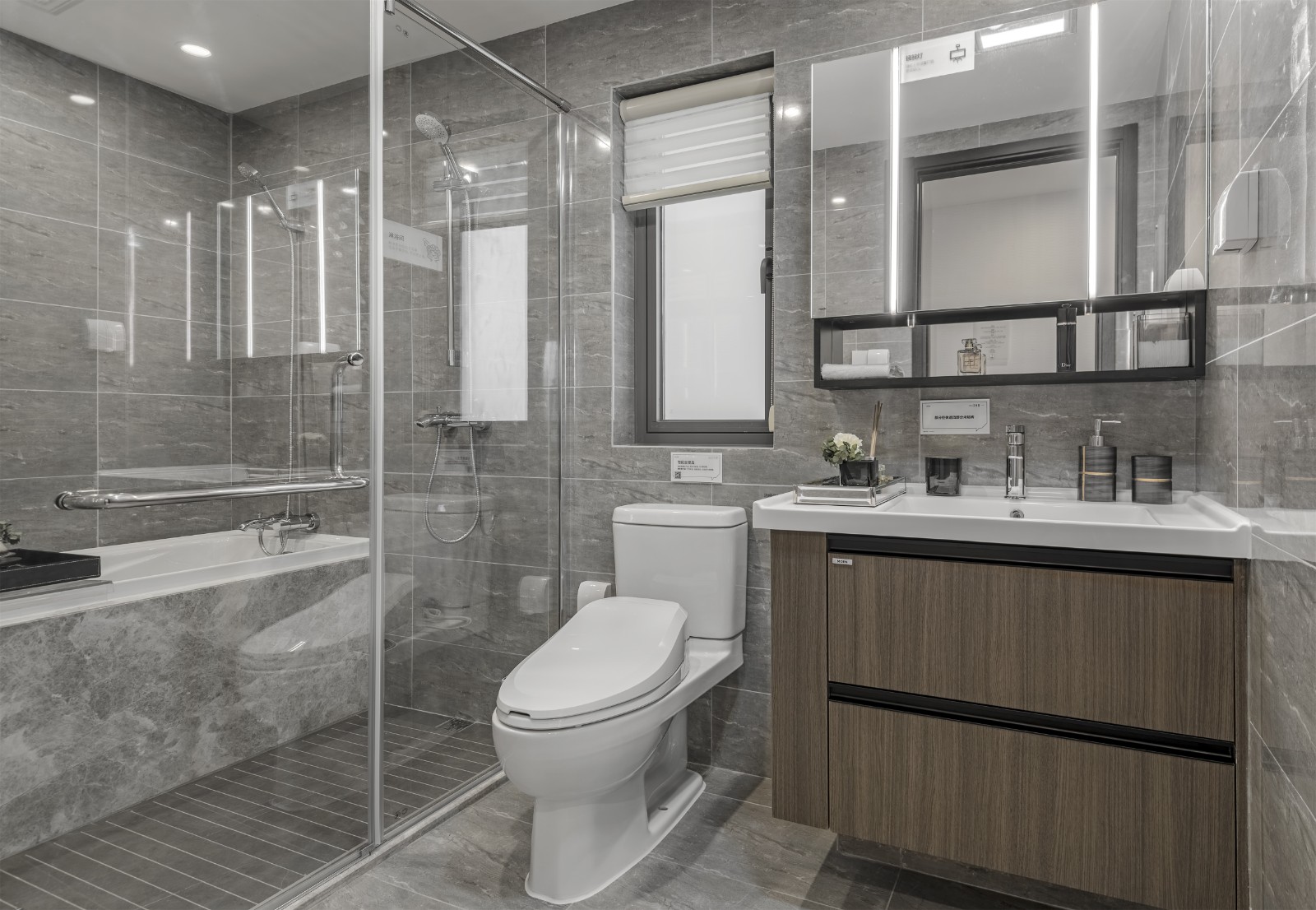 咖色的背景色为卫浴空间营造出冷静深沉的空间氛围，干湿分离设计方便日常使用。