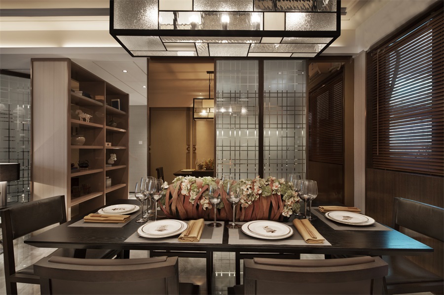 餐厅空间由内而外散发出舒适与高级感，餐具、餐桌椅及灯具都给人一种优雅感。