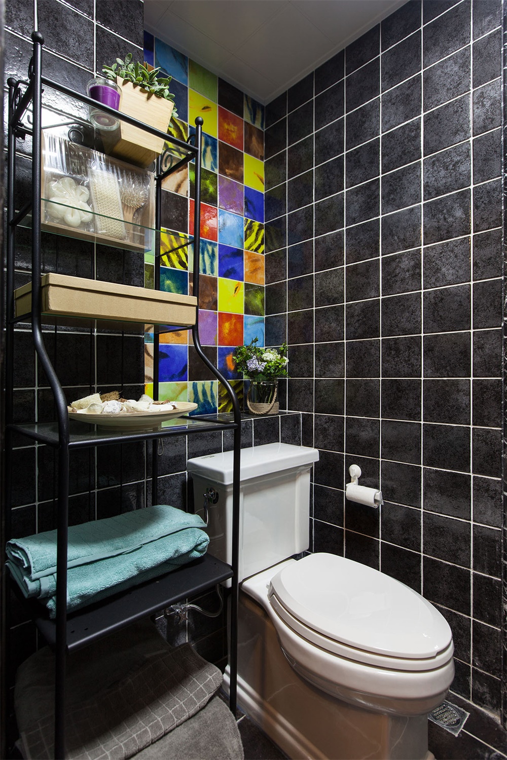 彩色瓷砖打破空间单调，使卫浴更具艺术质感，空间虽小，但设计感十分强大。