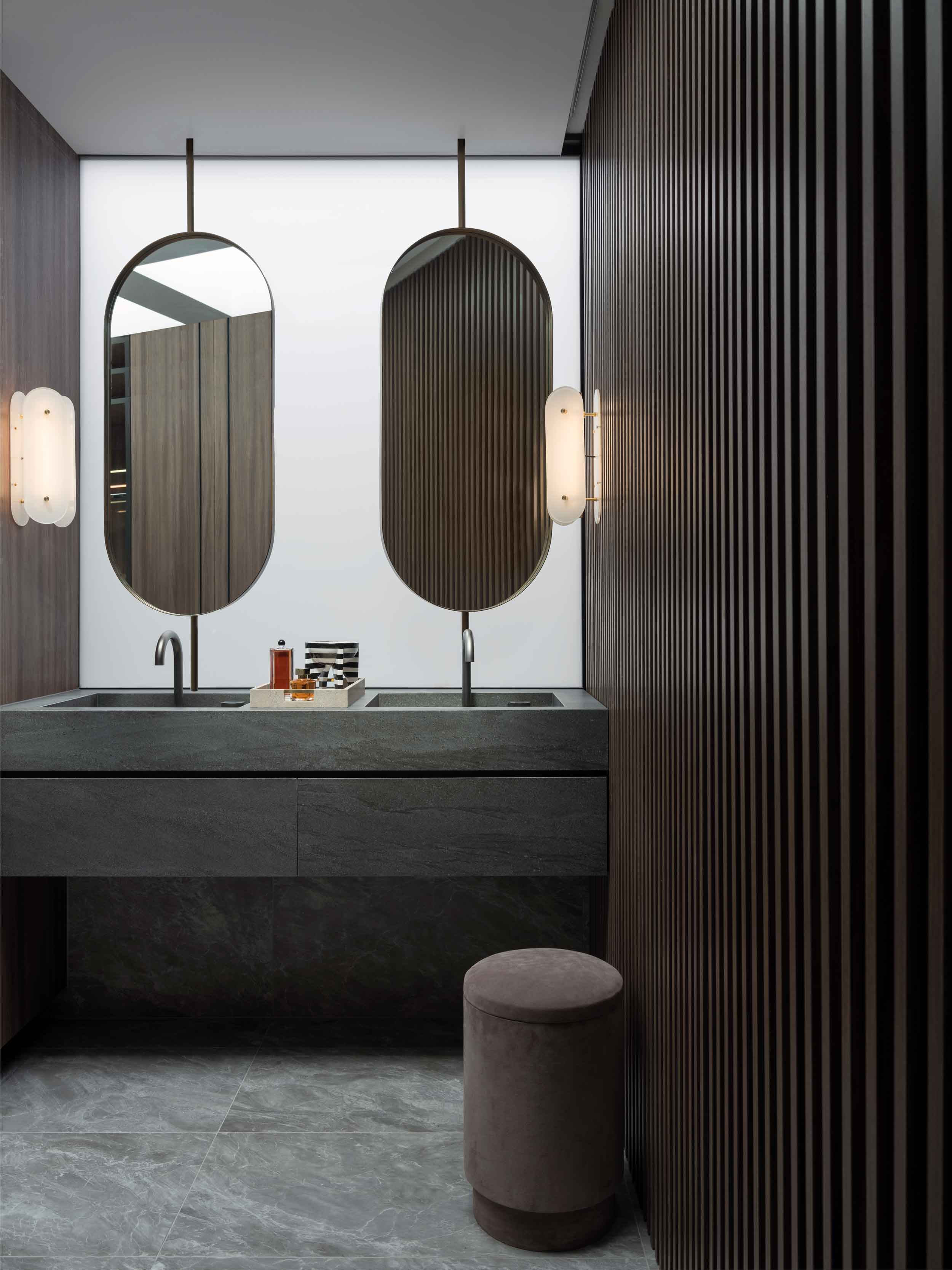 卫浴间镜面和洗手台对称布局，为餐厅就餐营造氛围感，彰显档次。