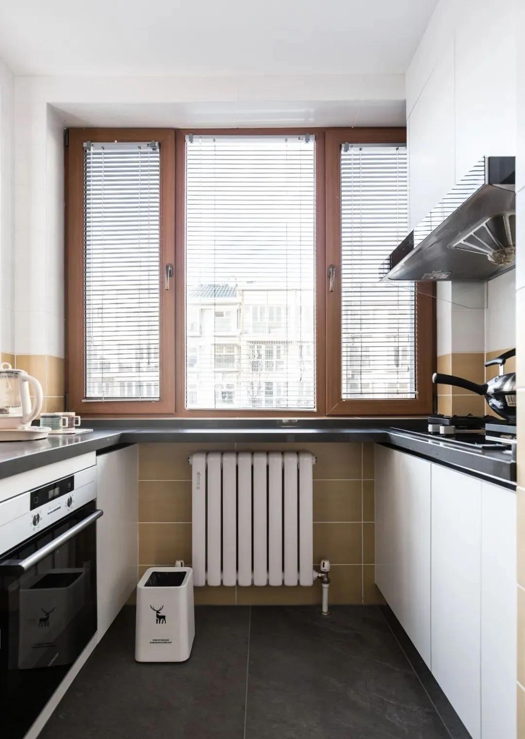 厨房采光好，橱柜展现出空间的丰富层次，呈现出有序、温润的厨房空间。