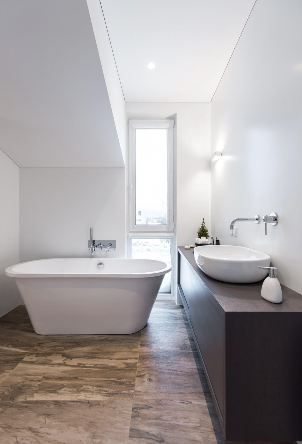 卫生间采用洗手台+台上盆的组合设计，浴缸为主人提供了精致的生活方式。