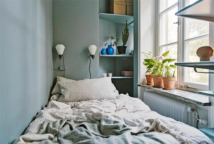 卧室墙面选择了相对温暖，冷静的颜色，蓝色更加适合休息，狭小的空间让床更靠近窗户和暖气。