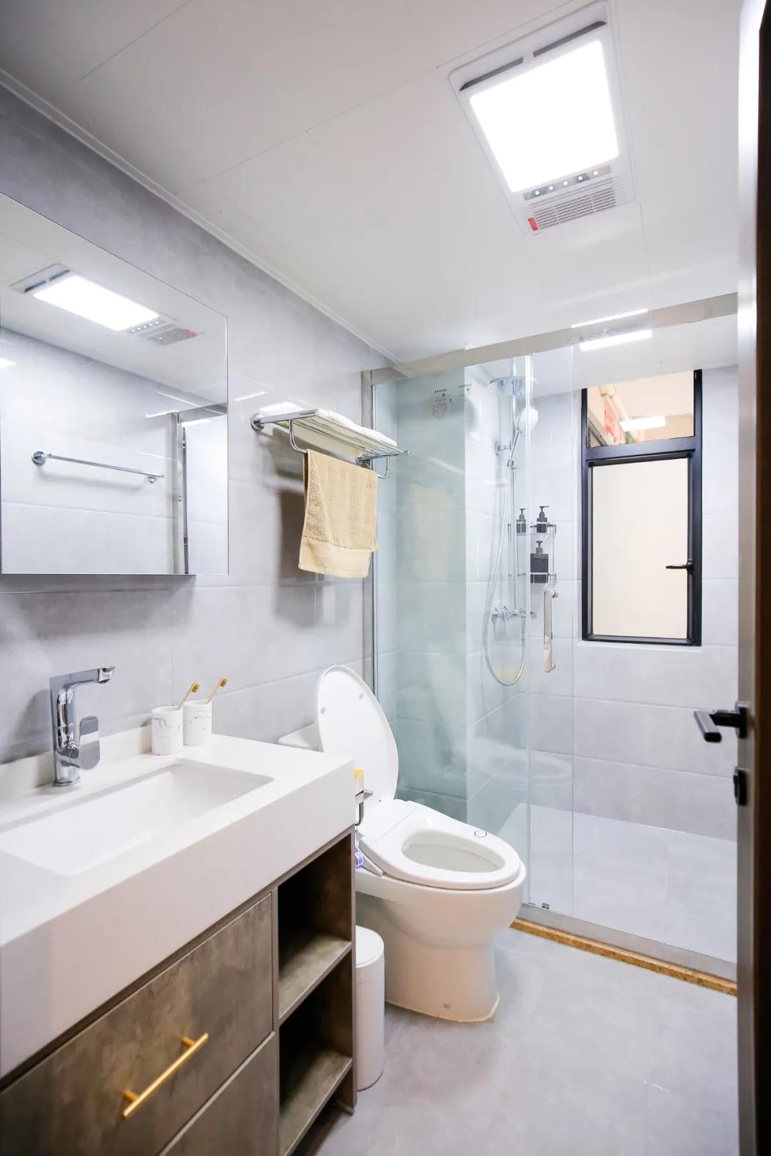 卫生间以灰色地面砖+灰色墙面砖打造，简洁明了，对简约实用的卫浴空间进行干湿分离。