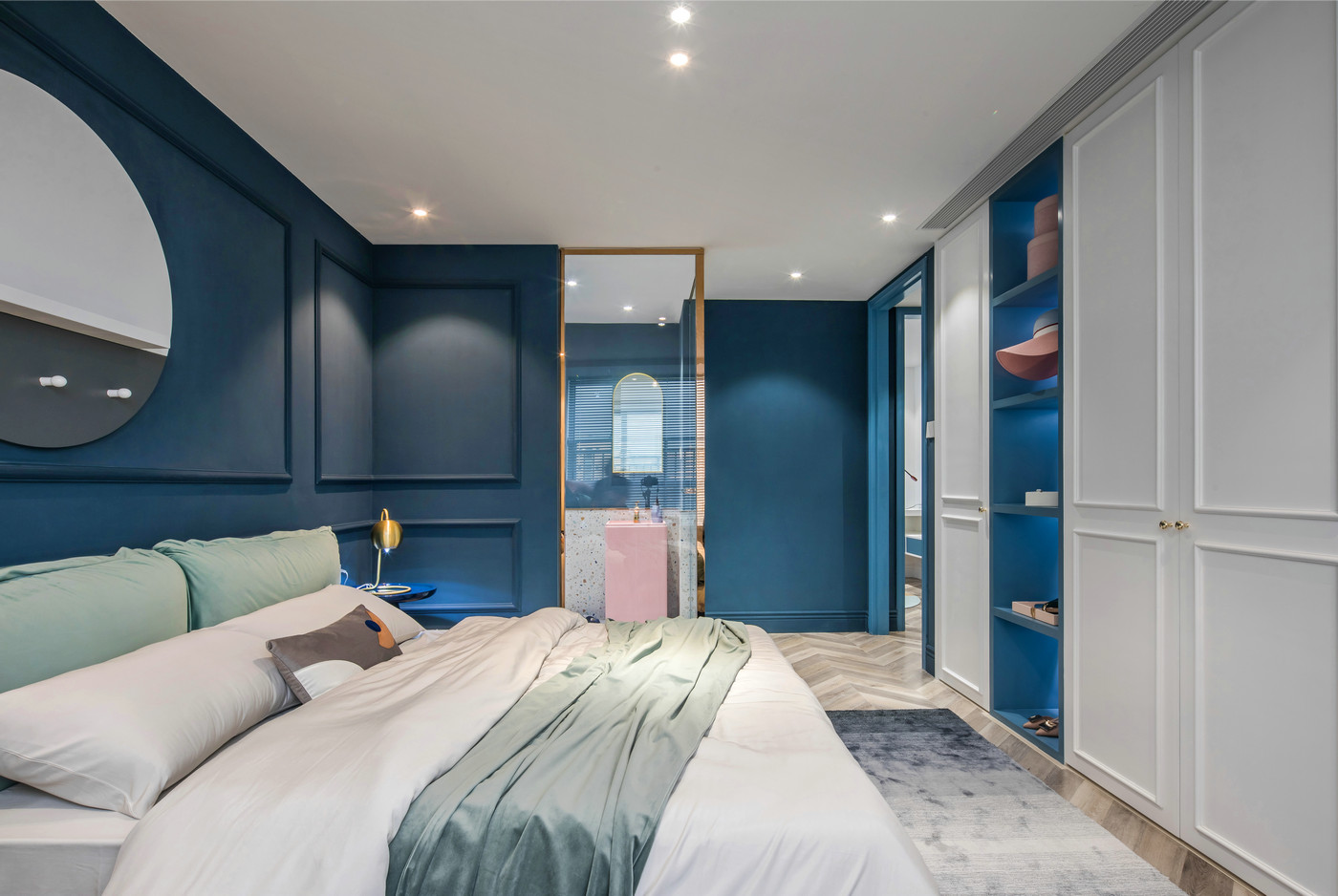 蓝色背景墙深邃宁静，床头采用护墙板设计，白色衣柜优雅大气，文艺范儿十足。