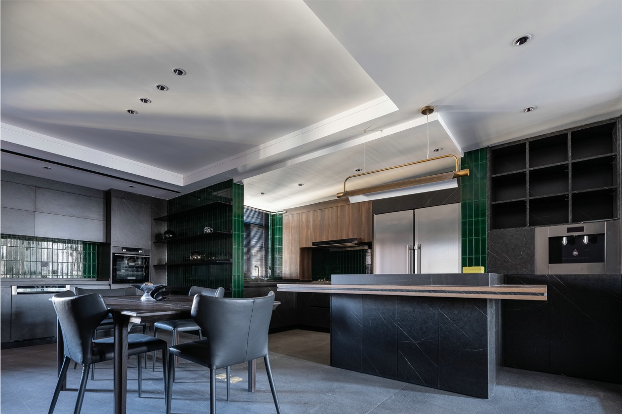 厨餐一体化设计，开放式厨房让整个空间宁静而通透，黑色餐桌椅增加了空间的沉稳感。