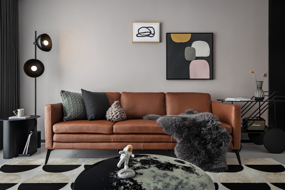 灰色的背景墙与沙发自成一体，衔接自然，给人以整洁干净的视觉观感。