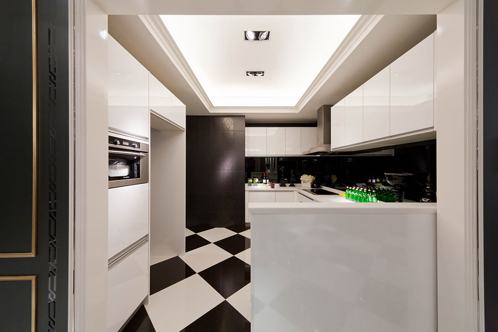 厨房以经典的黑白色进行设计，视觉效果素雅干净，白色橱柜线条简洁，空间优雅大气。