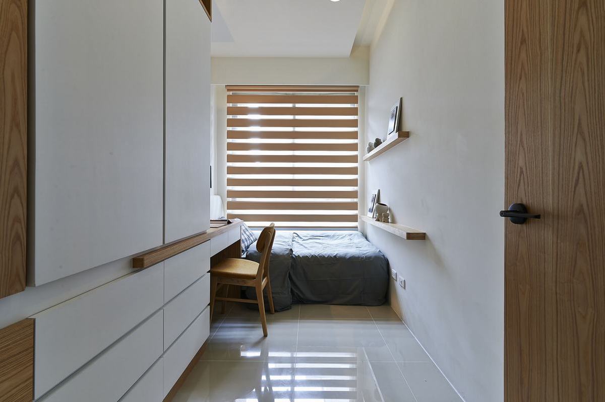 卧室整体以净色为主，榻榻米增加了空间的层次与档次感，让空间显得更简约低调。