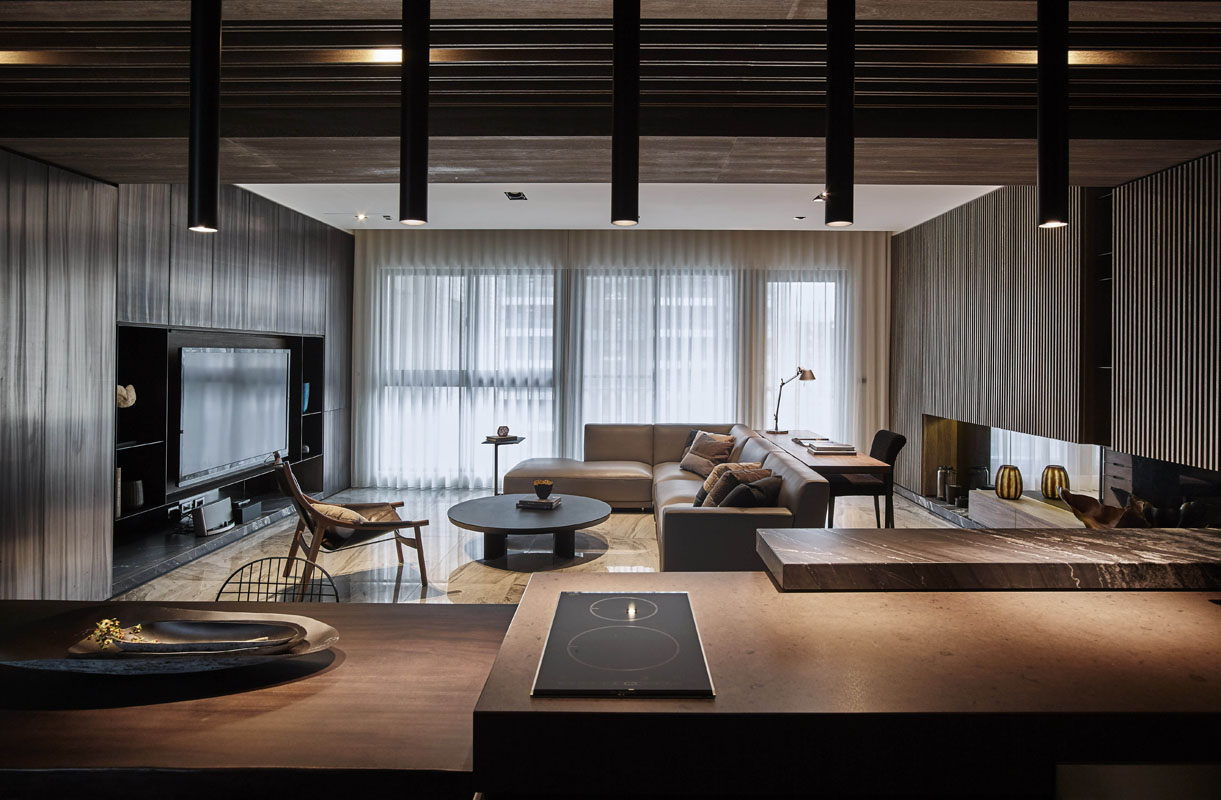 在这个简单的客厅空间中，主要采用米色和木色作为空间基调，雅致舒适。