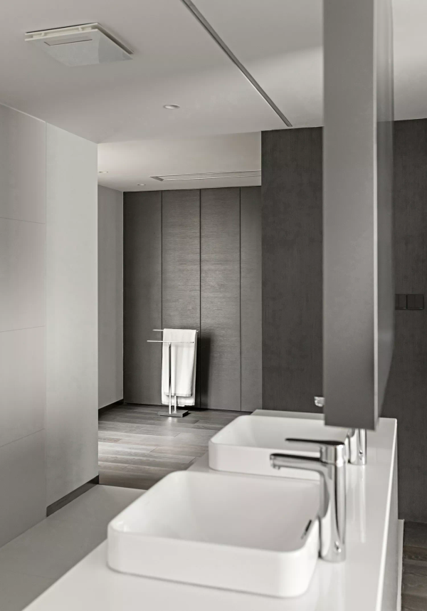 卫浴空间以咖色和白色为主，延伸感强，优雅大气之余又不失整洁。