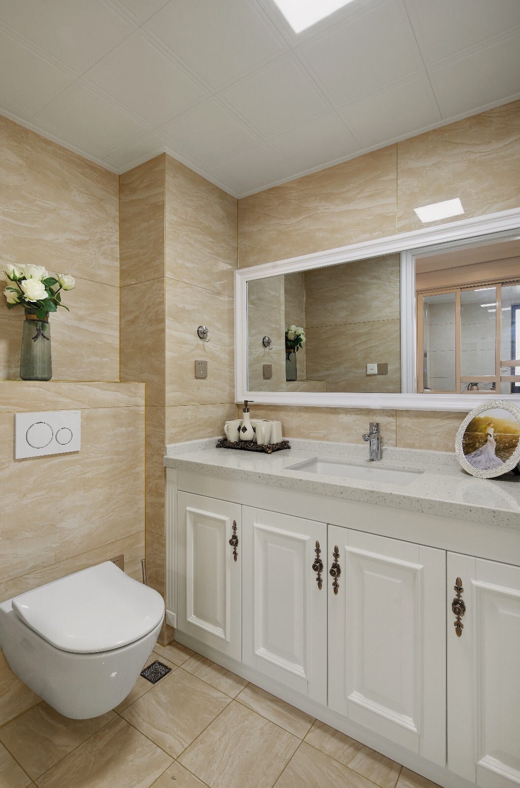 卫生间以米白互相调和，绿植映衬，洗手台优雅大气，营造出洁净的视觉氛围。 
