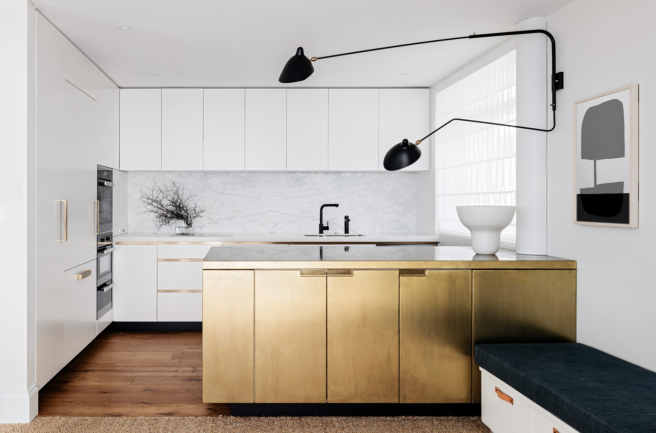 设计师对厨房细节的处理很耐人寻味，简单的吊灯提升了空间的层次感。