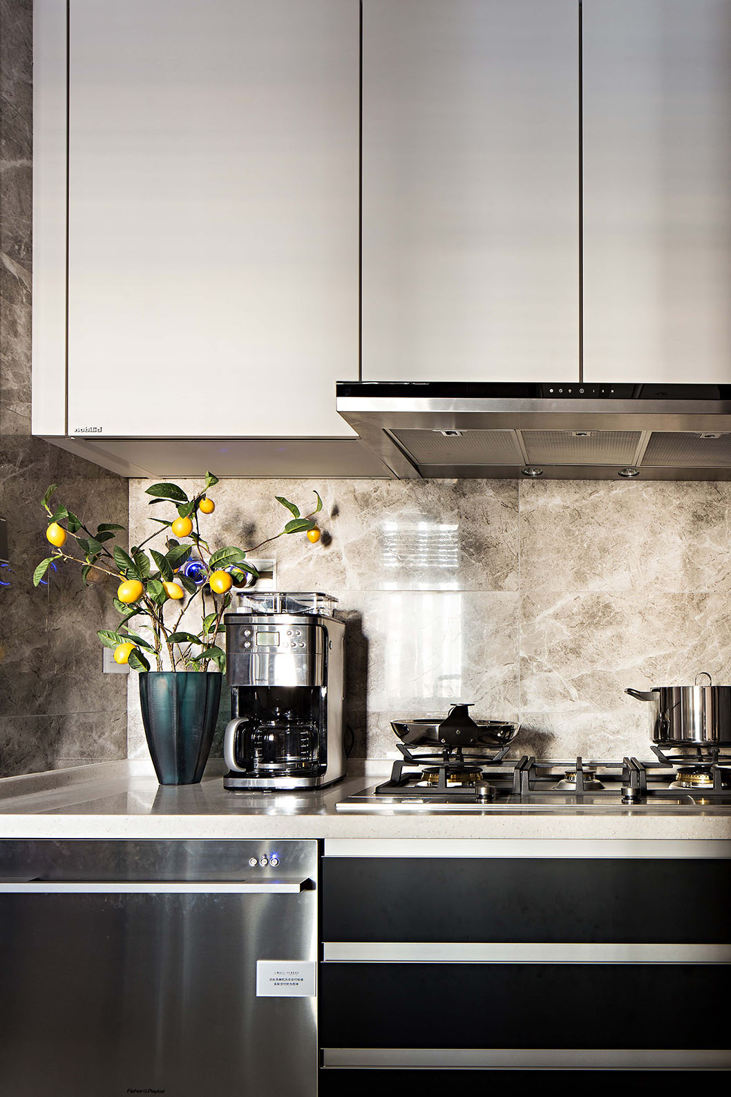 冷暖色构成了厨房区橱柜的主要表现形式，简洁利落又不乏层次感。