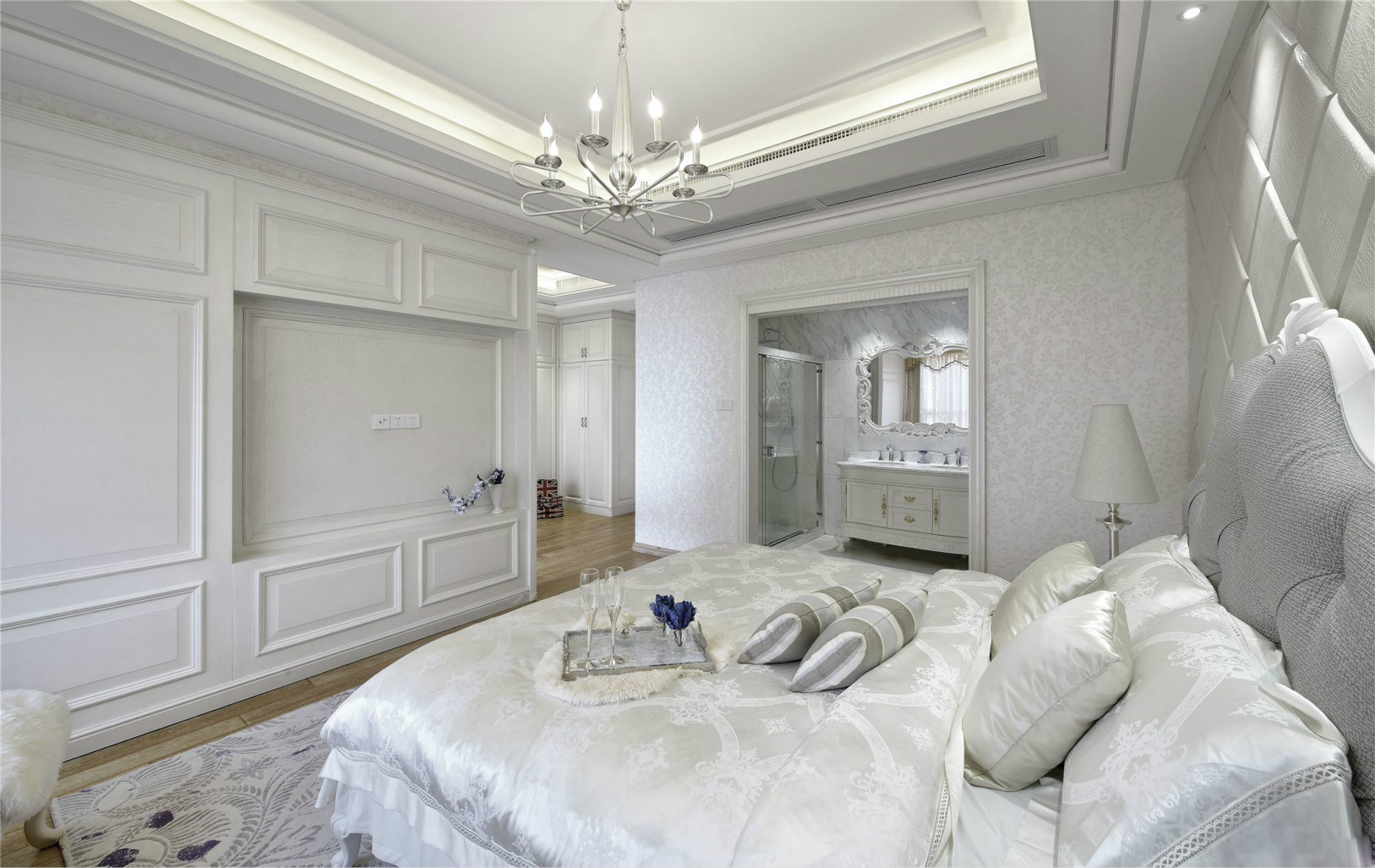 主卧室连着阳台，，搭配纱帘、窗帘，非常实用。木质的床头背景墙搭配灰色的床，给人一种惬意、悠闲的感觉。