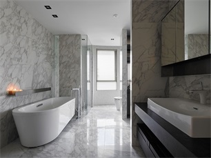 卫浴空间采用大理石铺贴立面，设计师没有做过多复杂的造型和配色，空间显得清幽大气。