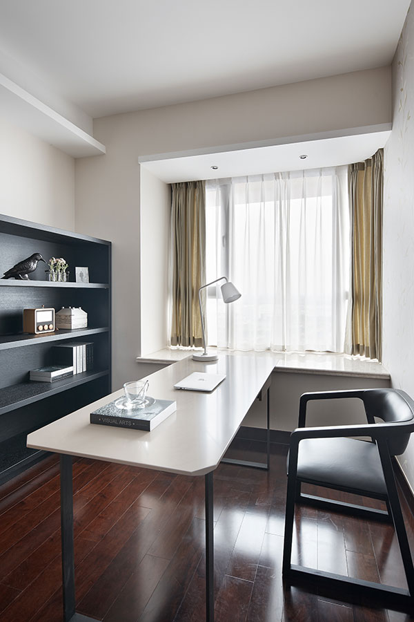 书房白色墙面的设计让空间显得更加精致舒适，书柜让空间层次更加丰富。
