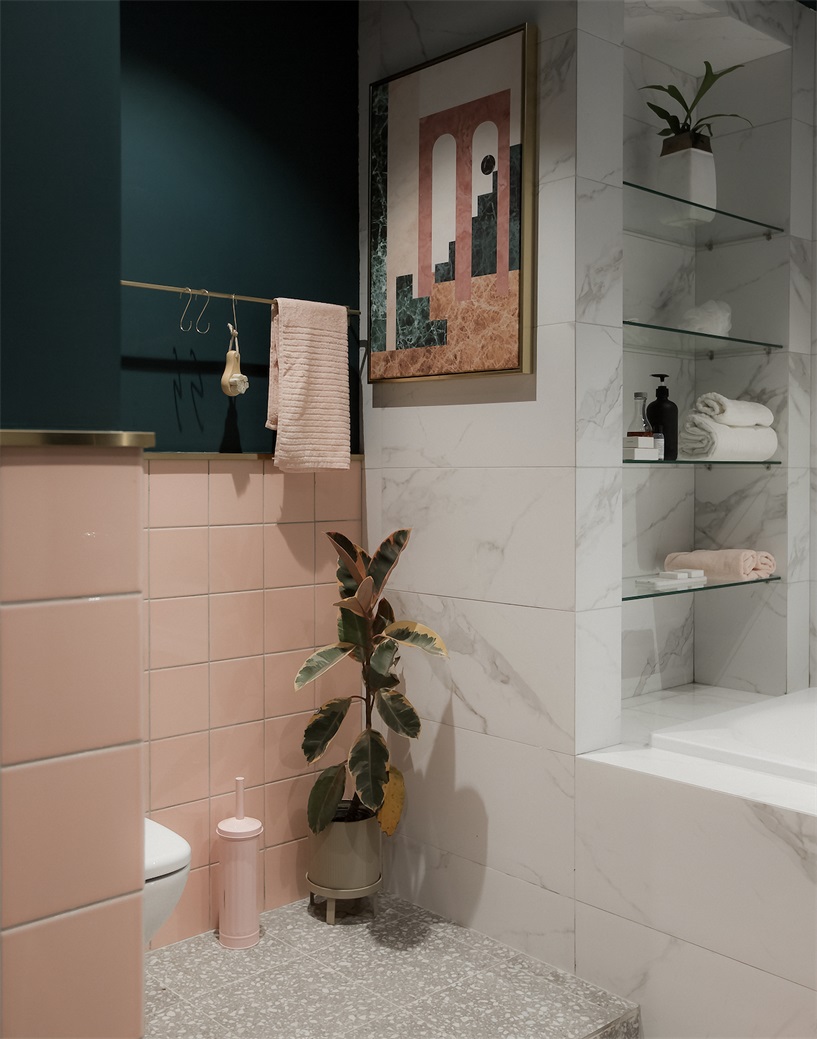 卫浴间配色鲜明，用材简约有质感，墙壁上增设了壁龛，满足了空间的收纳需求。