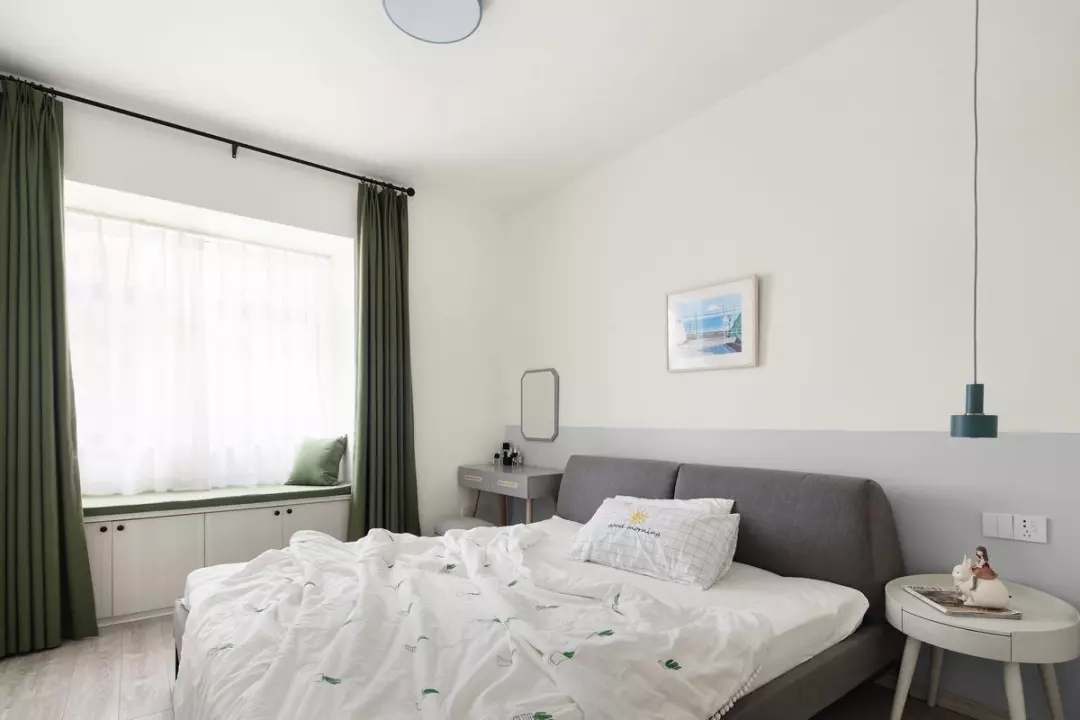 卧室整体设计简单干净，并没有过多的装饰。绿色窗帘的置入不会让空间显得过于单调。
