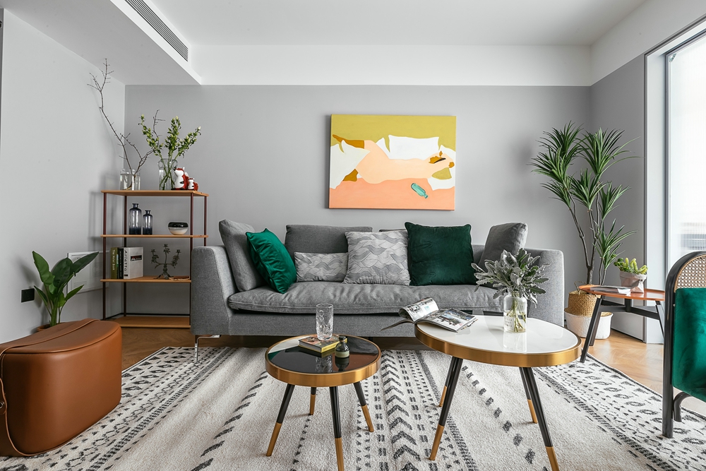 客厅小巧布局，展示出客厅空间的精致和静谧，局部绿植点缀， 形成空间的和谐统一。