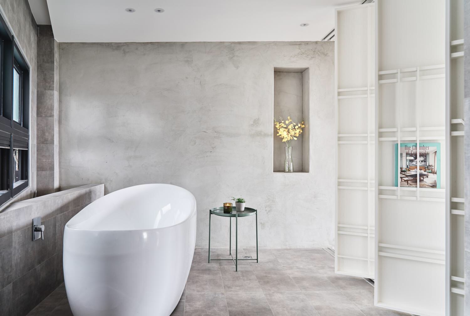 卫生间以净色背景墙为主基调，搭配白色浴缸，尽显浪漫与庄严气质。