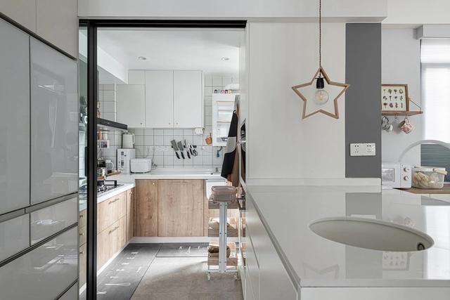 灰色地砖+木色橱柜+白色的墙砖的搭配效果，让整体厨房格外的优雅大方。