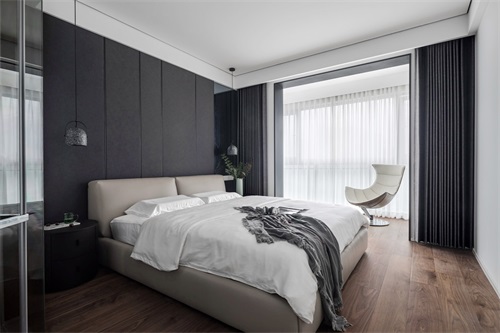 侧卧背景墙采用黑色打造，营造出静谧舒适的视觉感受，搭配浅色床品，提升了整体格调。