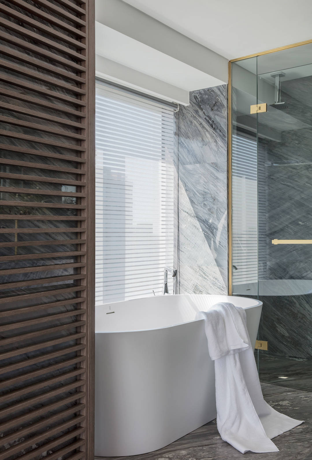 为了方便清洁卫生，卫生间采用干湿分离设计，背景墙使用的是现在比较流行的设计。