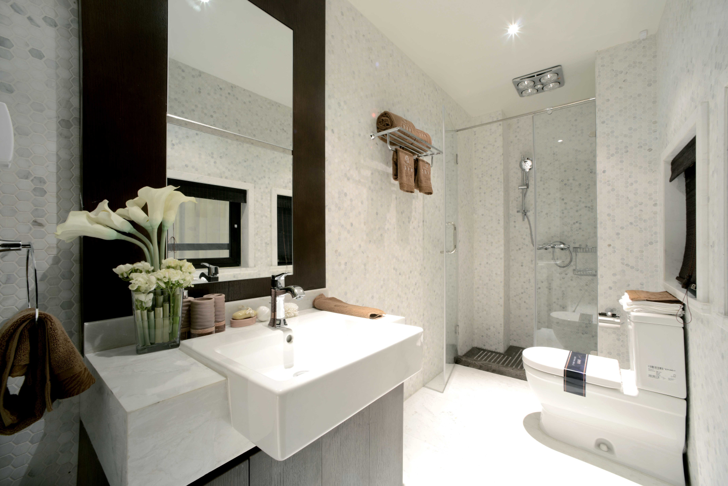卫浴空间以白色为主，淋浴房做了干湿分离设计，彰显出设计美学。