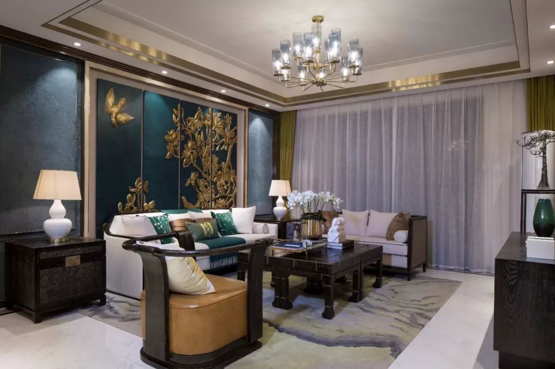 客厅中古韵的沙发背景、实木的茶几、中式吊灯体现了空间的文化底蕴。