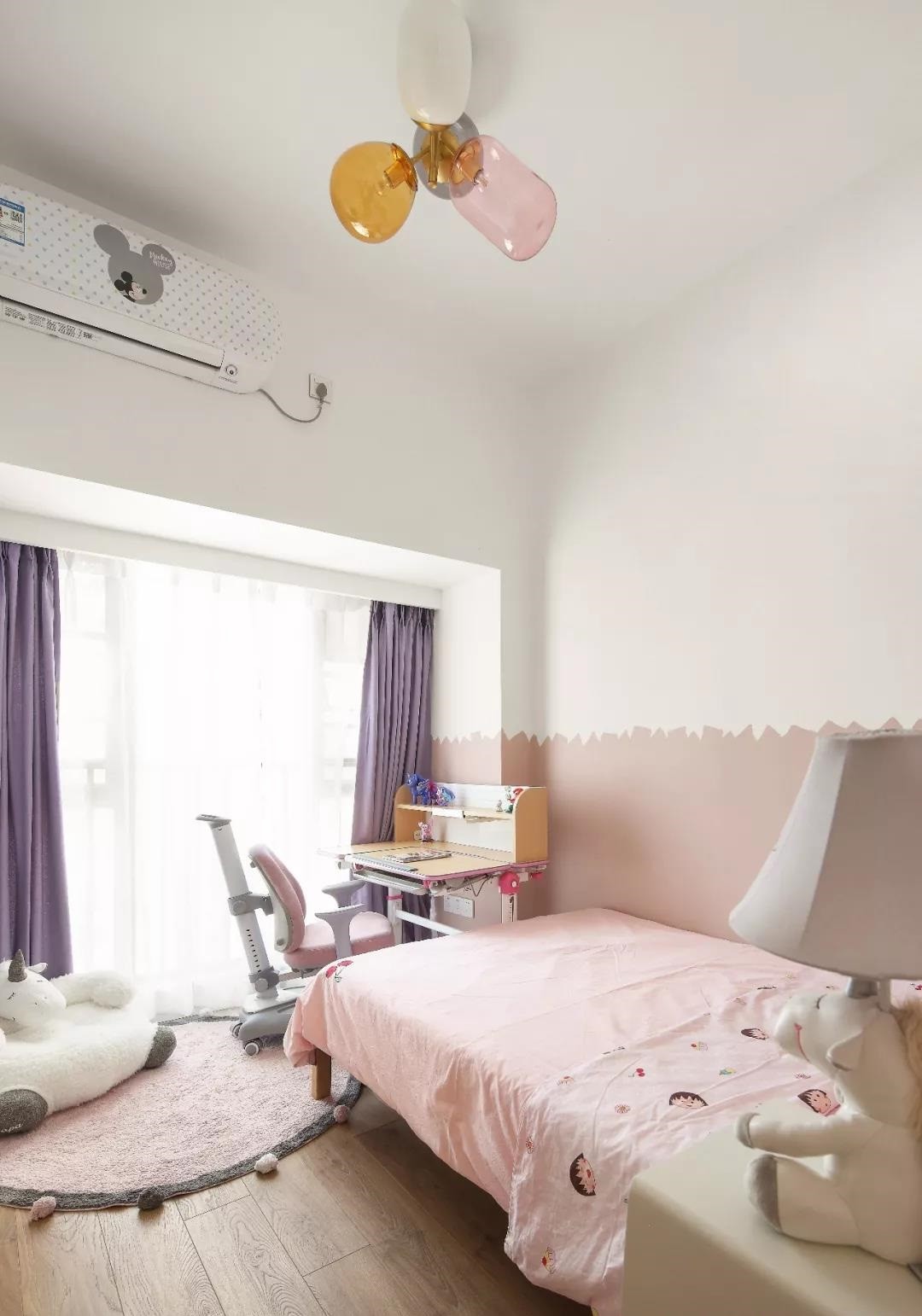 儿童房以白色和粉色为主基调，动线划分巧妙，营造了一个更为别致的儿童空间。