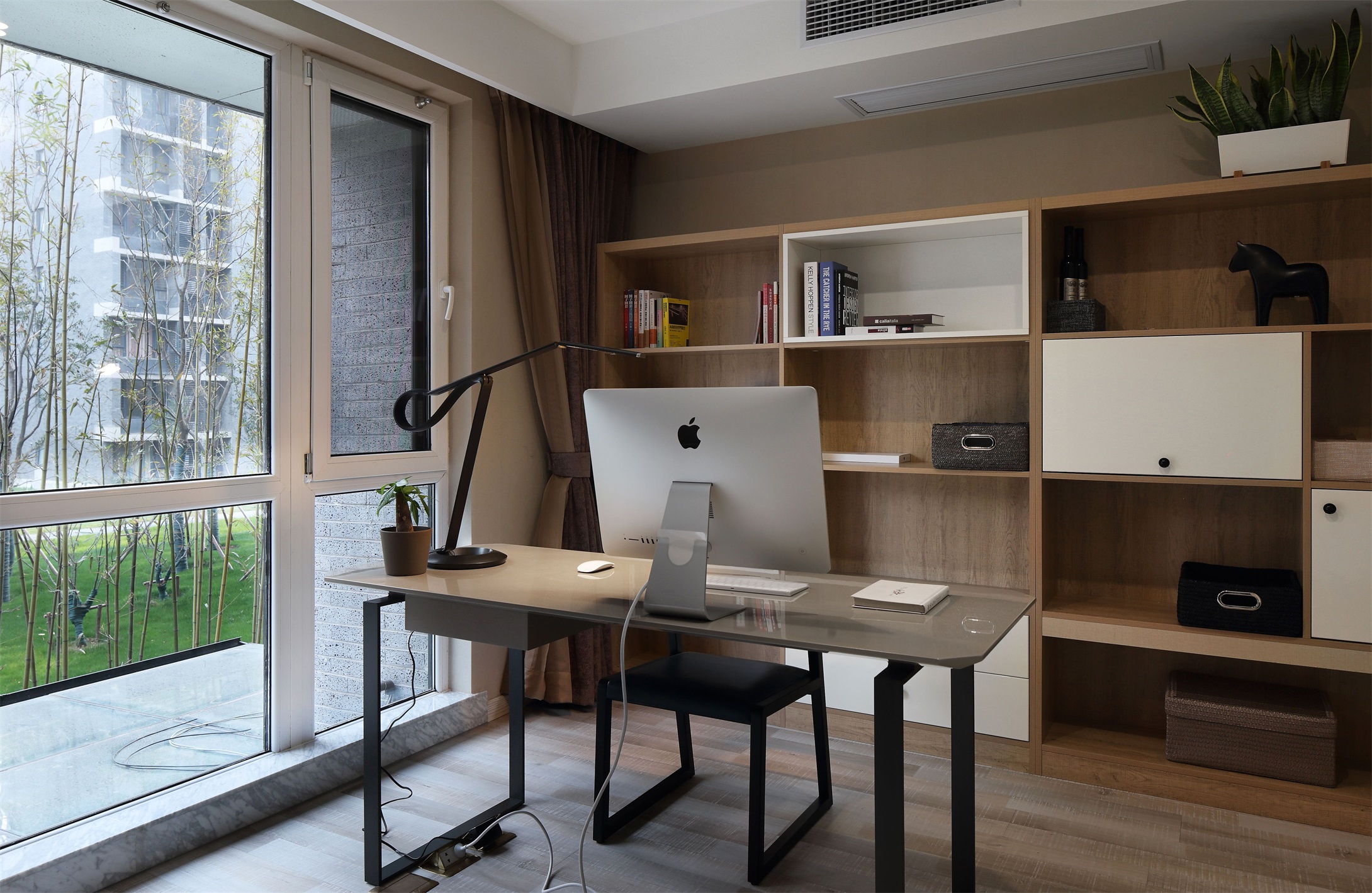 木质调的设计和大面积落地窗,让书房主人可以沉浸在自然光感的空间里.