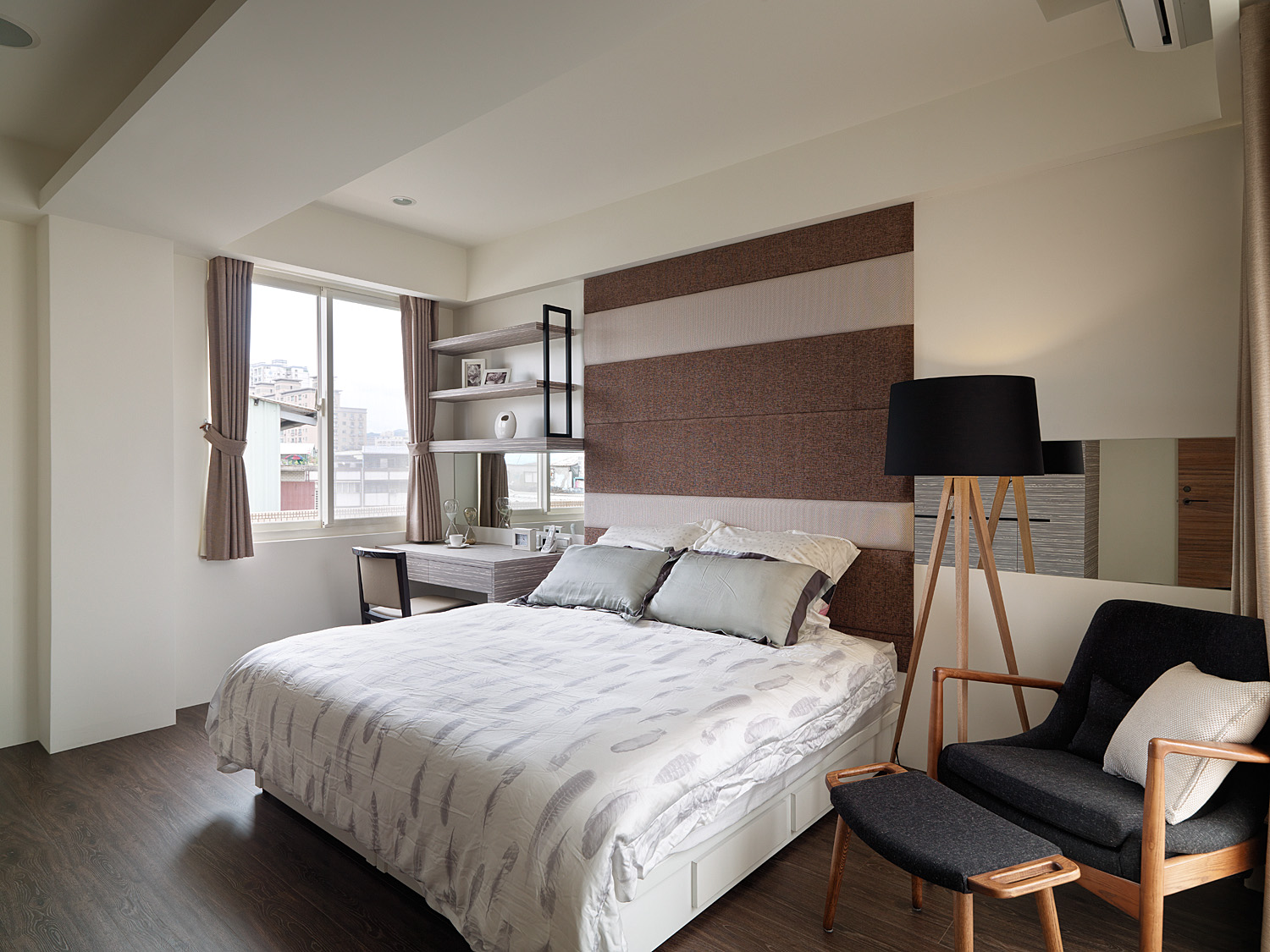 侧卧选择了素雅米色为主调，简化传统日式的空间布置，使空间显得文艺又优雅。