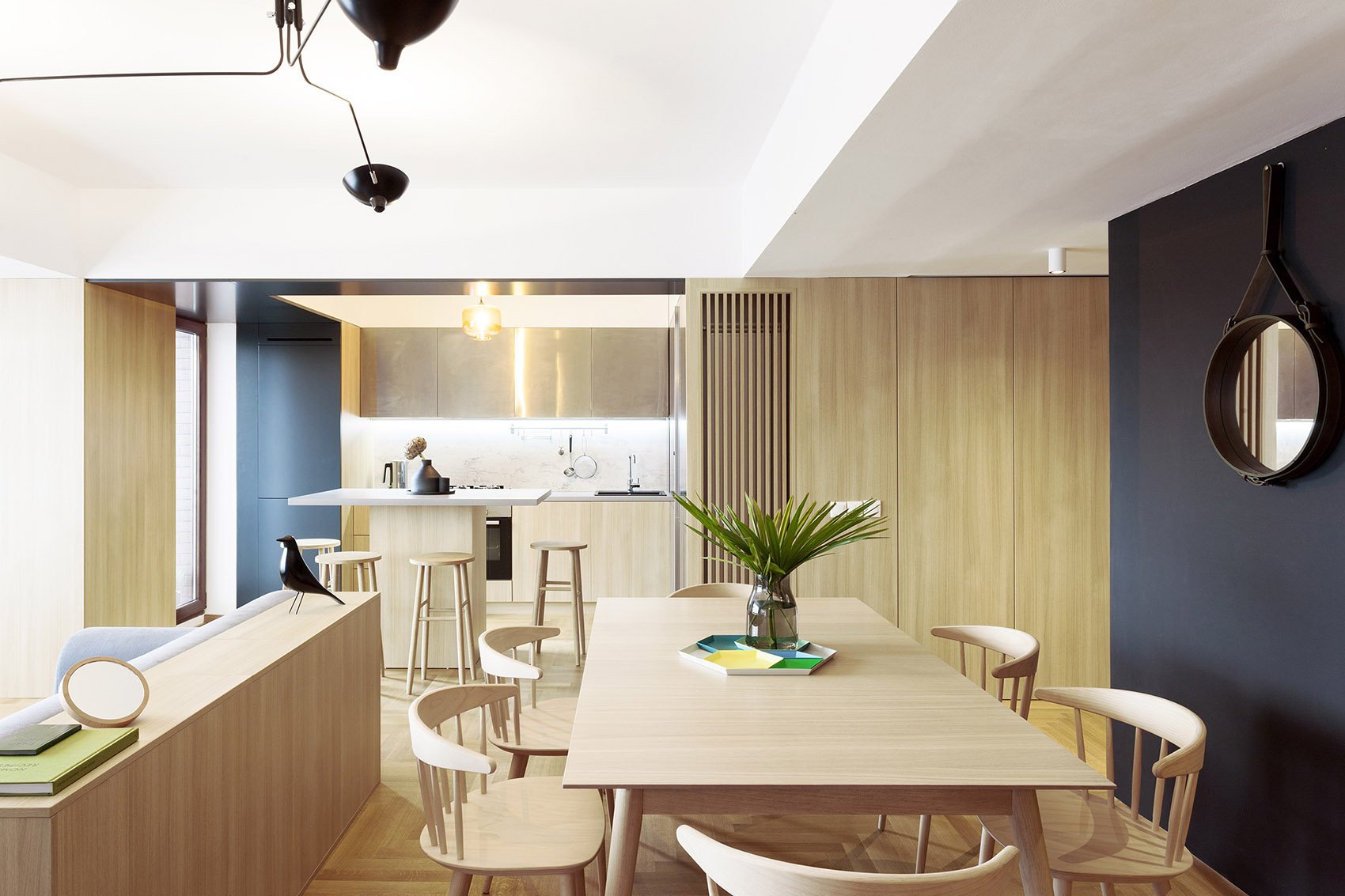 餐厅空间木质调背景，为空间映照出精致高雅的用餐格调，令空间显得更加轻盈通透。