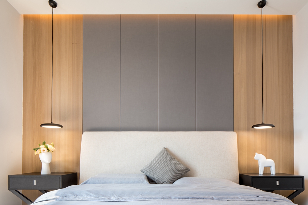 作为休息区域，空间设计合理简洁，床头大胆采用冷暖色调作为床头背景，并以对称布局。