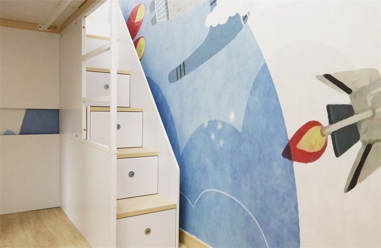 儿童房设计紧凑，高低床让小空间显得更加实用，搭配卡通背景墙，室内童趣感十足。