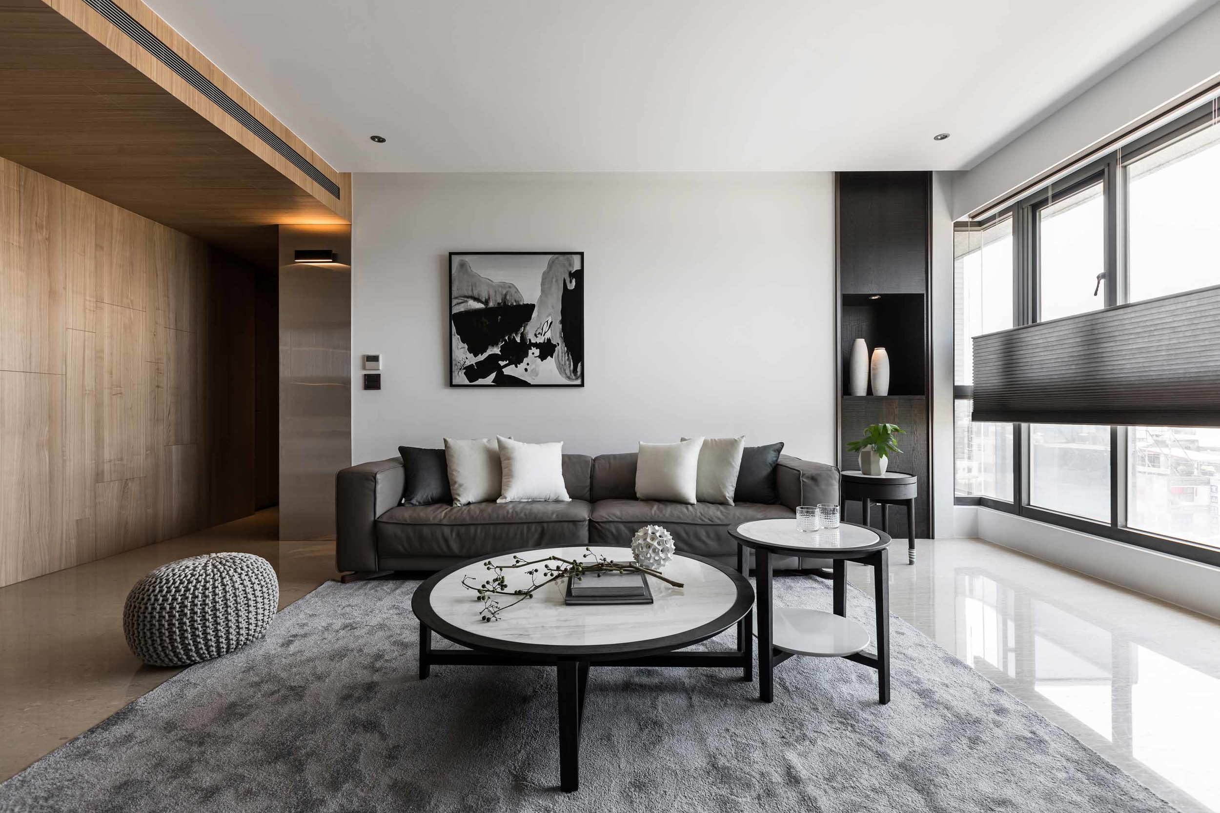 客厅主要以白色为主，沙发背景墙搭配装饰画线条造型，淡雅清新。