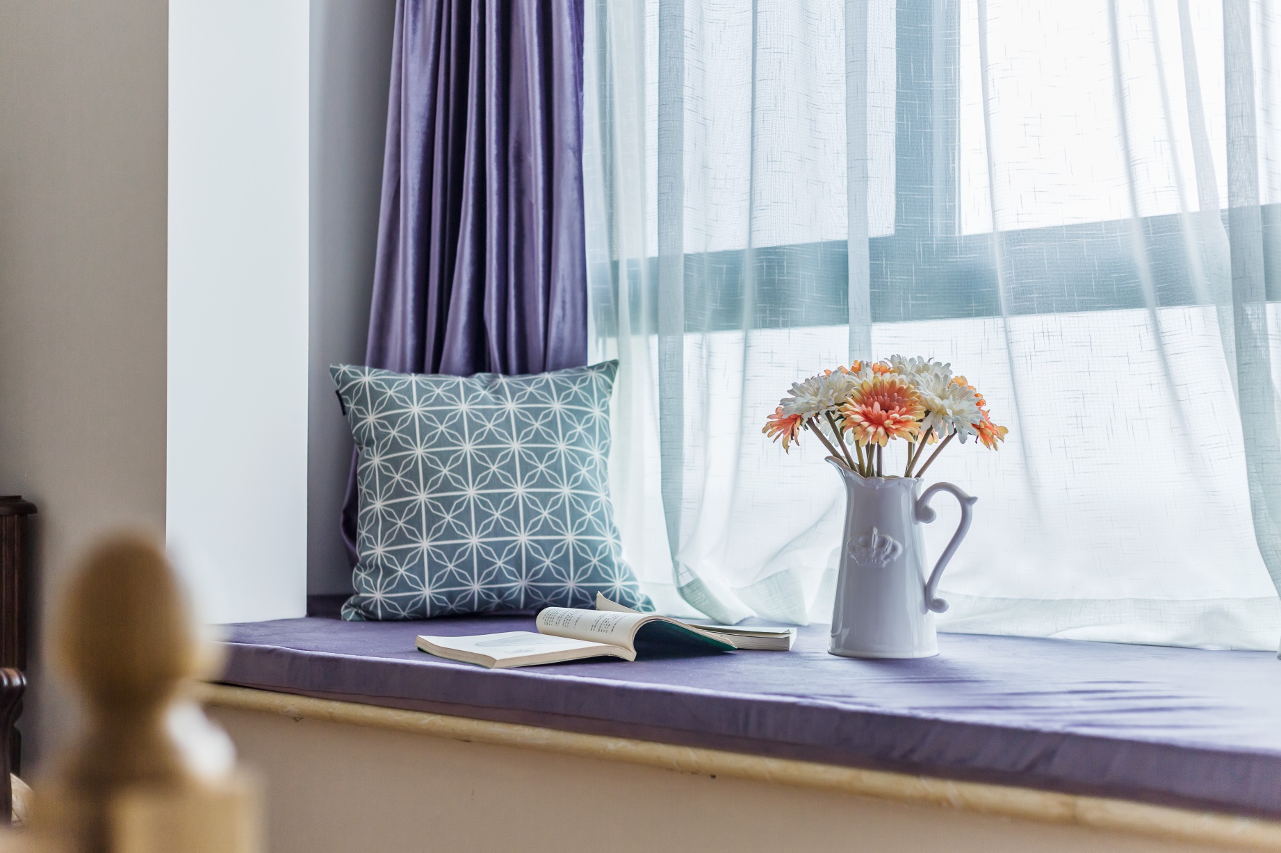 主卧飘窗设计为读书休闲区，增加了空间感与奢华简洁的室内氛围。