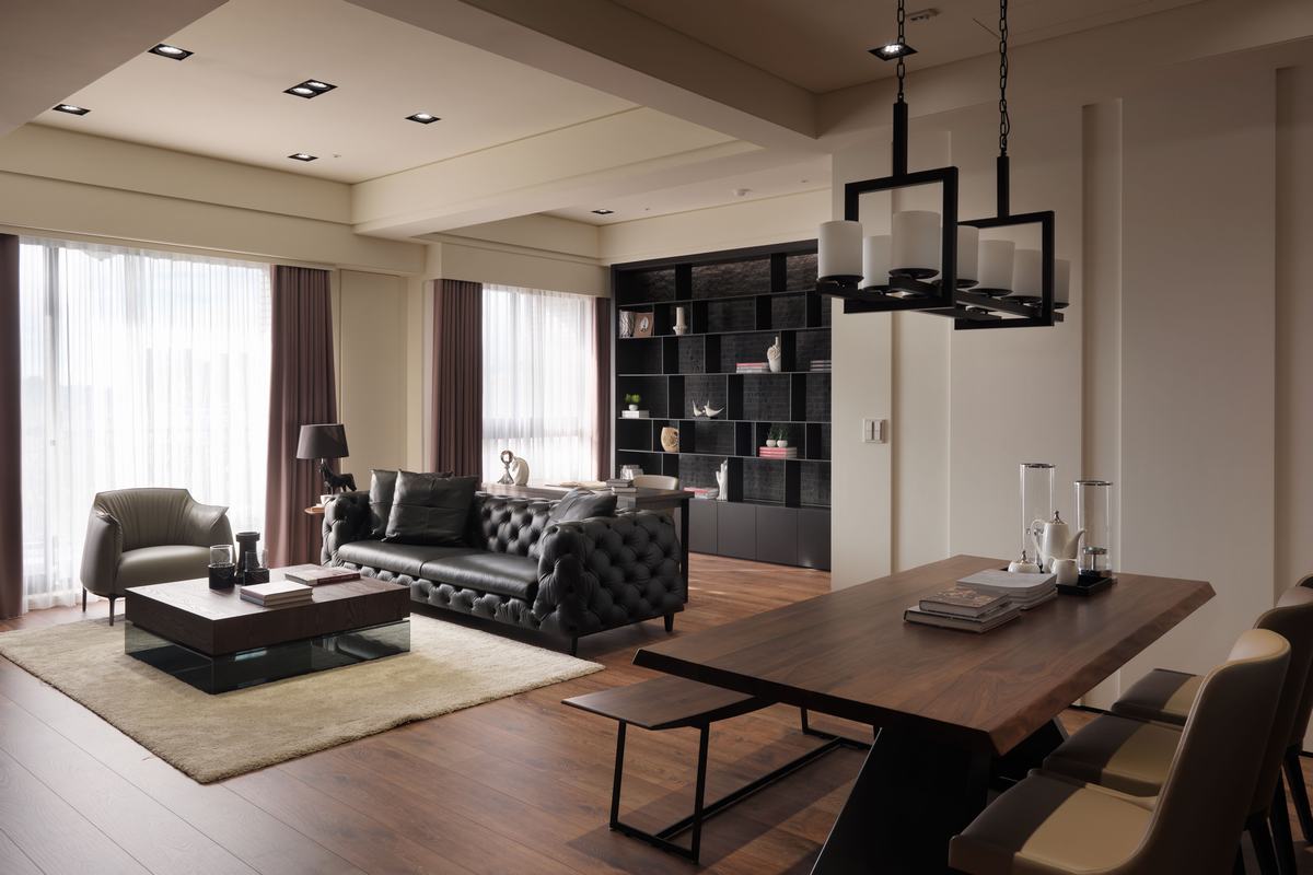 黑色皮质沙发成为客厅隔断，划分出客厅区与办公区，美观性较高。