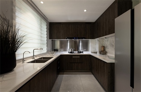 厨房空间私密感强，橱柜简洁而素雅，白色工作台增强了空间层次，令空间更加鲜明。