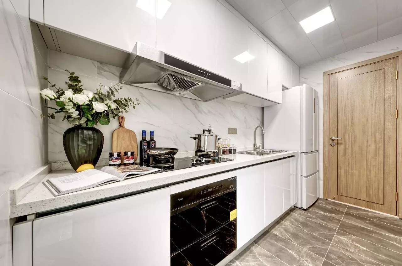 白色橱柜赋予了厨房低调优雅的风度，而地面以及墙面的色彩元素，又使空间不失温馨。