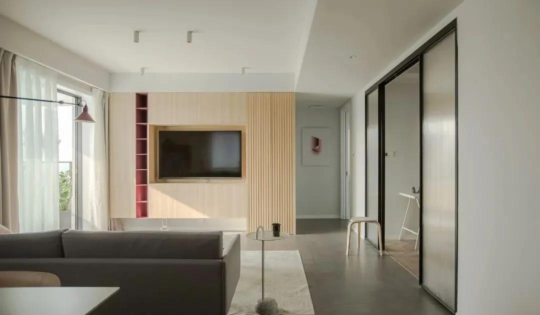 电视机背景墙层次分明，木色的优雅与温润搭配红色收纳条，现代感十足。