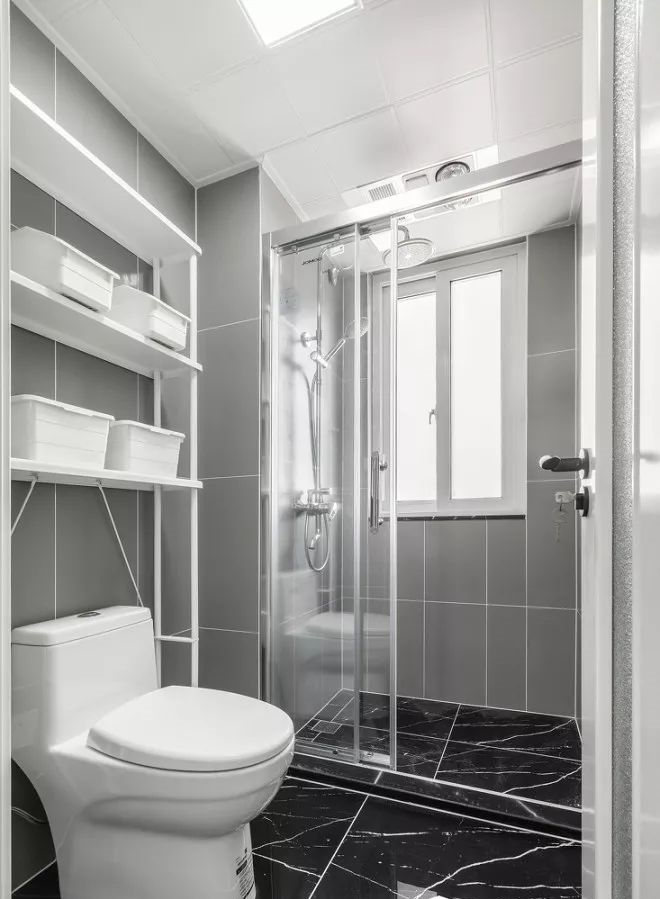 卫浴空间采用灰白色碰撞，散发出优雅的气场，干湿分离提升了空间层次。