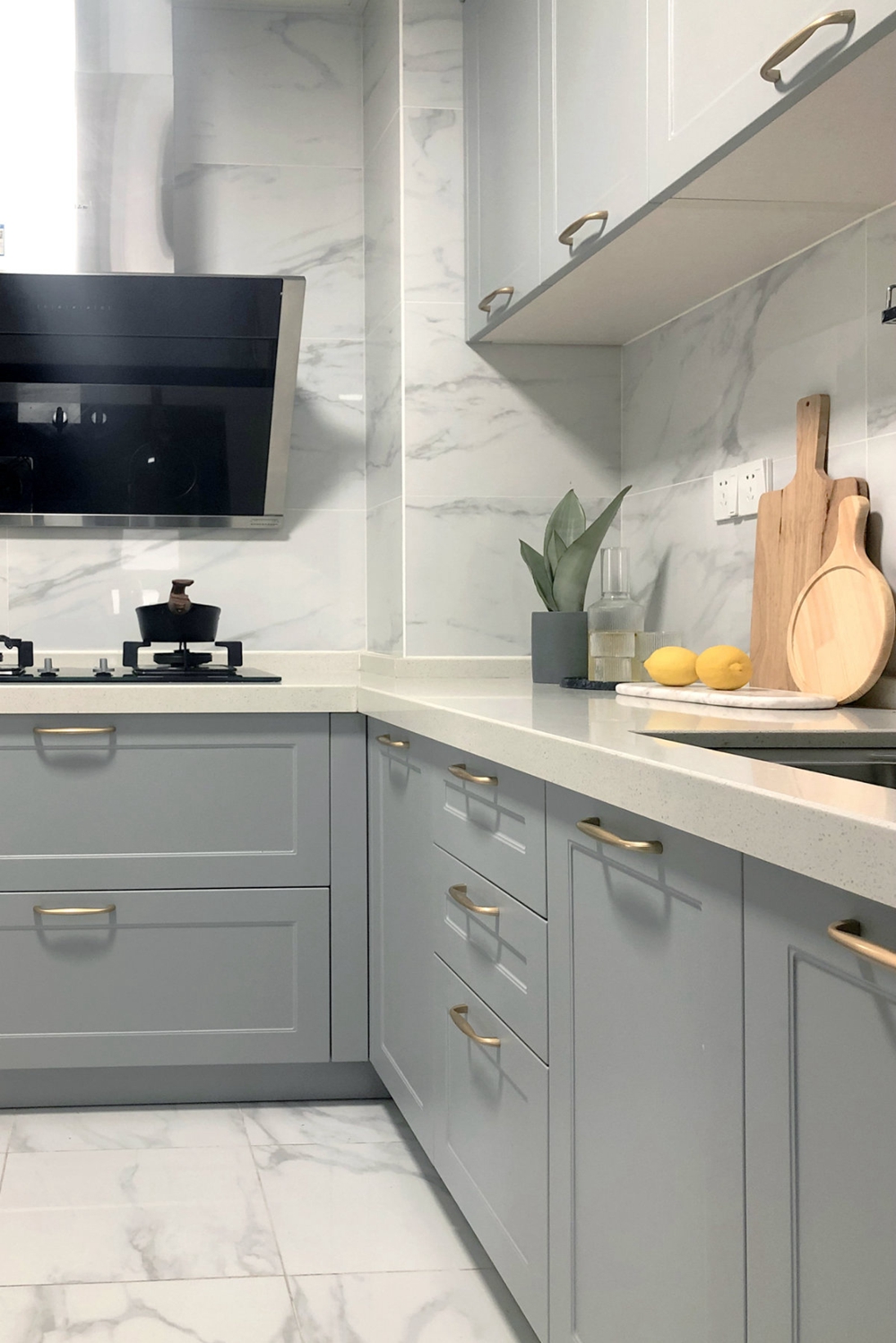 厨房空间明亮而通透，雾霾色橱柜搭配白色背景墙十分精致，轻松营造高级感。