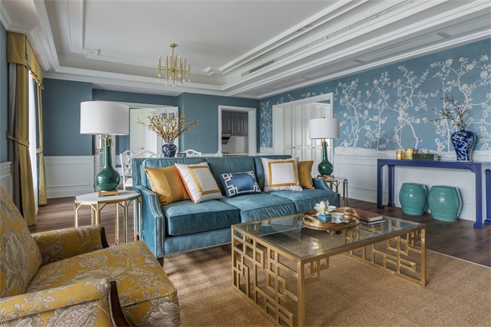 客厅以蓝色和黄色为主，配色优雅，婉约大气，美式沙发搭配亮色抱枕，视觉优雅。