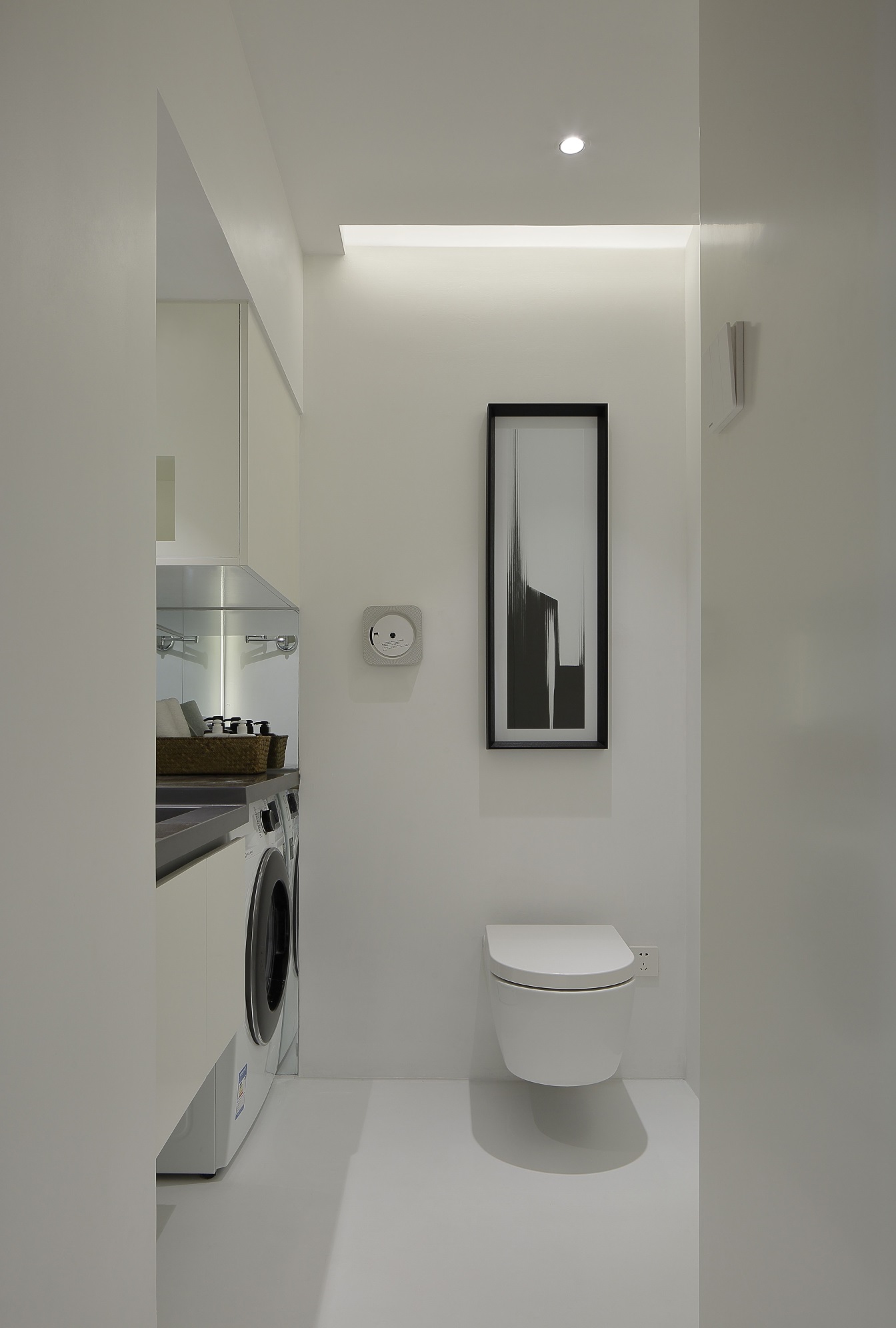 卫生间以白色为主题设计,与白色洁具搭配,体现出宁静舒适的空间氛围.